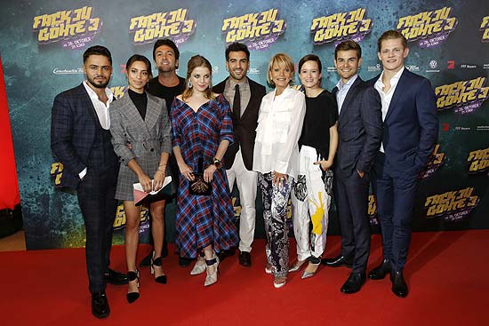 Aram Arami, Gizem Emre, Bora Dagtekin, Jella Haase, Elyas M'Barek, Uschi Glas, Lena Schoemann, Lucas Reiber und Max von der Groeben bei der'Fack ju Goehte 3' Premiere im Mathaeser Filmpalast am 22.10.2017(©Foto: Andreas Rentz/Getty Images für Constantin Film)
